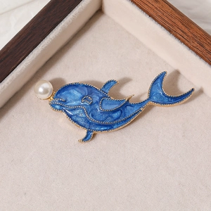 Élégante broche dauphin en émail bleu avec perle blanche dans un coffret cadeau