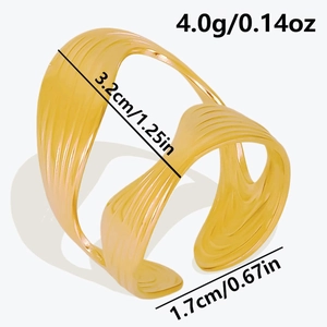 Chicker vergoldeter Titanstahlring mit Wellentexturen und elegantem breitem Banddesign