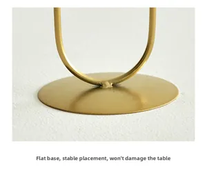 Vue détaillée de la base ronde dorée plate montrant la stabilité et la texture du métal
