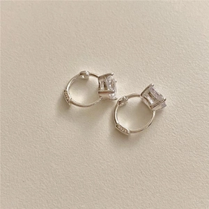 S925 sterling silver four-prong stud earrings with square-cut cubic zirconia
