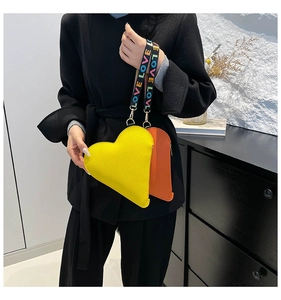 Détail de sacs à main en cuir en forme de cœur jaune et orange avec bandoulières LOVE