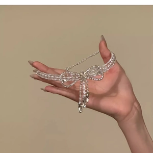 Elegante silberne Schleife Halskette mit funkelnden Strasssteinen und zarten Perlen für Damen