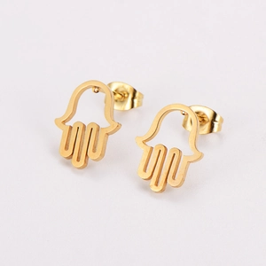 Goldene Hamsa-Hand-Ohrstecker aus Edelstahl mit hohlem Design auf weißem Hintergrund