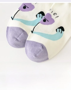 Détail de la couture renforcée à la pointe et motif koala sur chaussettes en coton blanc