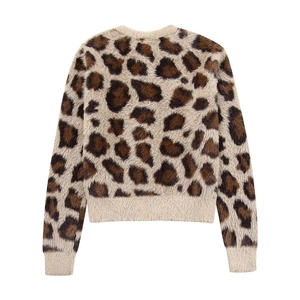 Detailansicht der Rückseite eines Leoparden-Strickcardigans mit weicher Textur