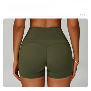 Détail macro de la couture incurvée au dos du short de yoga taille haute olive
