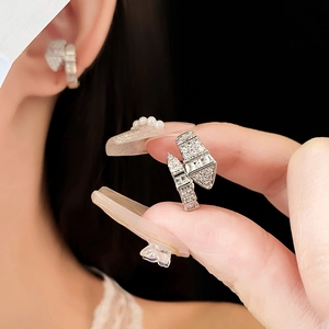 Dettaglio del set di anello e orecchini in zircone scintillante su sfondo scuro