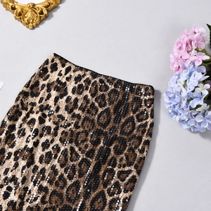 Gros plan des sequins à motif léopard sur une robe dos nu avec des détails scintillants