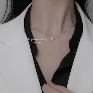 Dettaglio ravvicinato di una perla d'acqua dolce da 6mm su una collana in argento S925