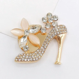Dettaglio di ciondolo a scarpa con tacco in lega con strass lucidi e gemme rosa