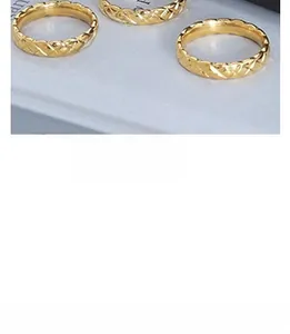 Vista de cerca de anillos geométricos dorados con elegante diseño acolchado