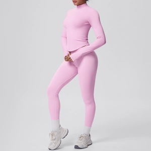 Dettaglio del set yoga rosa con fori per i pollici e tessuto opaco ad alta elasticità
