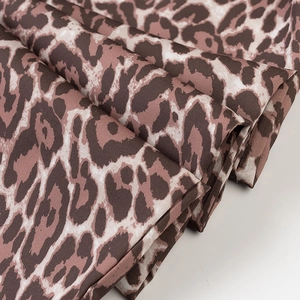 Vista macro dettagliata della trama del tessuto leopardato marrone e delle pieghe tessili