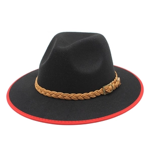 Détail d'un chapeau en laine avec ruban en corde tressée kaki et boucle en bronze