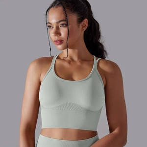 Détail d'un ensemble de yoga vert menthe avec taille côtelée et tissu sans couture