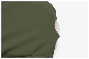 Dettaglio del gilet sportivo verde oliva con apertura laterale per imbottiture