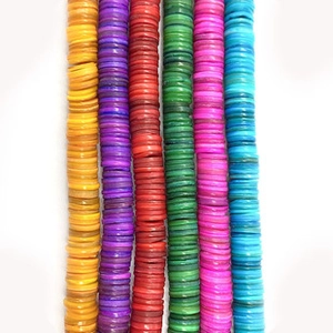 Detailweergave van kleurrijke heishi-kralen voor DIY-sieraden in diverse levendige tinten