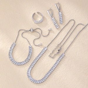 Parure bijoux argentée avec zircones carrés incluant collier, bracelet, boucles d'oreilles et bague