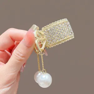 Pince à cheveux lotus blanc avec perles, strass et élégants pompons pour femmes