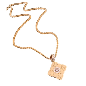 Collier luxueux avec pendentif trèfle doré serti de zircons sur fond blanc épuré