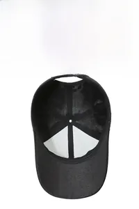 Vue détaillée de l'intérieur en maille respirante et couture à 6 panneaux de la casquette