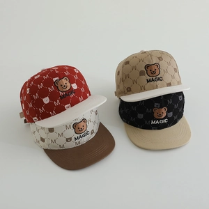 Kinder Hip-Hop Baseballkappe mit Bärenstickerei und M-Muster in vier Farben