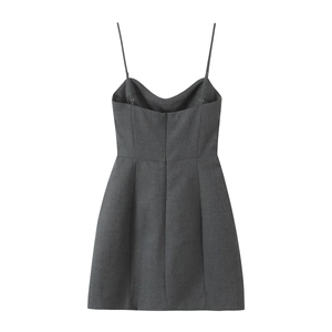 Vue détaillée de la robe courte grise à fines bretelles avec texture sergé et taille cintrée
