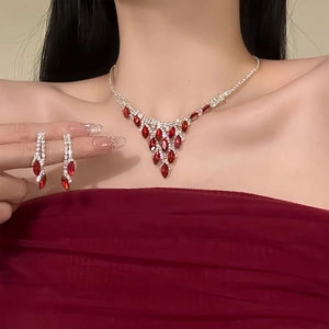 Silber-Schmuckset mit roten Tropfen-Edelsteinen und Quasten-Halskette an einem Modell