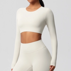 Détail du haut de yoga à manches longues crème avec rembourrage et tissu extensible