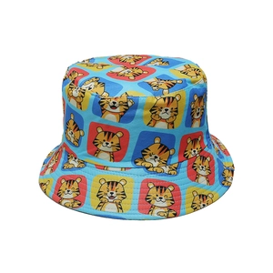 Détail de motifs de tigres cartoon sur bob en coton bleu avec fonds colorés