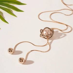 Sautoir perle vintage avec fleurs en strass et chaîne serpent dorée élégante pour femme