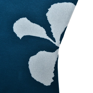 Gros plan détaillé de motifs floraux blancs sur un tissu en maille bleu marine extensible