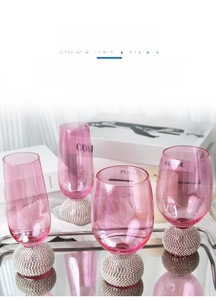 Vue détaillée de verres à vin rose avec des bases argentées incrustées de faux diamants