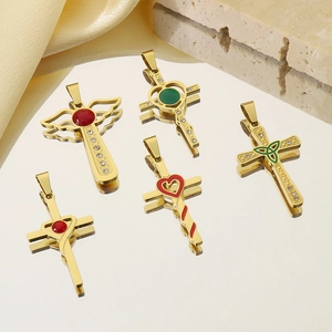 Pendentifs croix en acier inoxydable plaqué or 18k avec émail coloré et cristaux