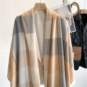 Dettaglio della trama della sciarpa a quadri classica con tessuto effetto cashmere
