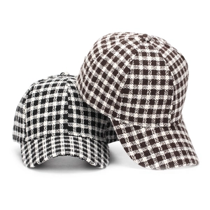 Structured plaid baseball caps in black-white and brown-white patterns for autumn and winter