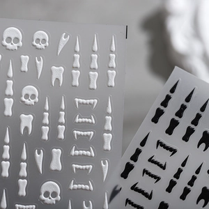 3D αυτοκόλλητα νυχιών Halloween με ανάγλυφα σχέδια νεκροκεφαλής σε μαύρο και λευκό