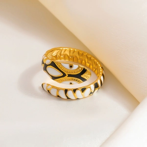 Bague serpent en acier inoxydable doré 18 carats avec motif en émail noir et blanc