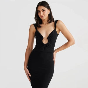 Abito aderente nero sexy con scollo a V, dettaglio ad anello e schiena scoperta
