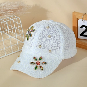 Casquette de baseball en dentelle blanche avec motifs floraux en strass et perles