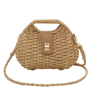 Borsa estiva in paglia con patta in pelle marrone e chiusura girevole dorata per la spiaggia