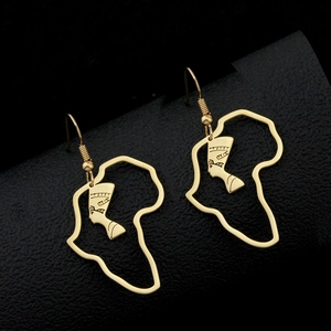 Détail macro de boucles d'oreilles Afrique en acier doré avec profil Néfertiti sur cuir noir