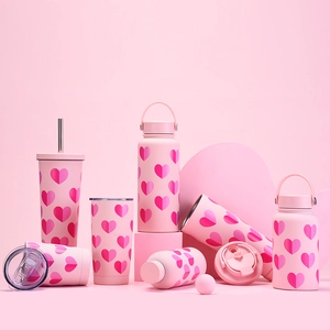 Ensemble de gobelets et bouteilles en acier rose avec motifs de cœurs et paille