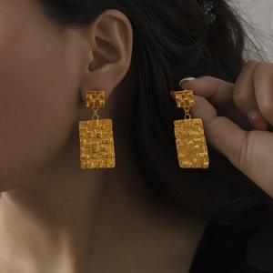 Boucles d'oreilles pendantes géométriques dorées avec texture relief vintage chic