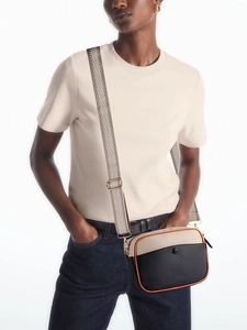 Sac bandoulière en cuir grainé noir et beige avec une large sangle en tissu rayé