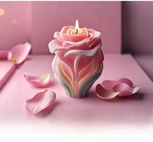 Dettaglio di una candela profumata a forma di rosa accesa su un supporto rosa