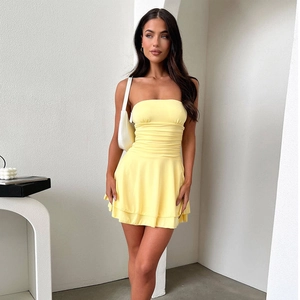 Détail d'une mini robe bustier jaune clair avec bustier plissé et ourlet à double volant