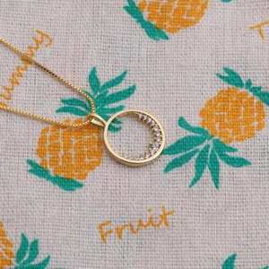 Collana in rame placcato oro 18K con ciondolo rotondo traforato e zirconi bianchi