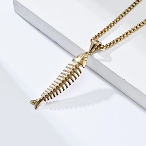 Minimalistische goldene Fischgräten Halskette mit passender Boxkette auf weißem Grund