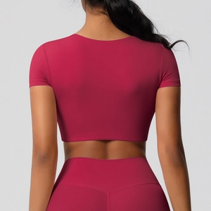 Vue arrière du legging de yoga sans couture taille haute et du haut de sport à manches courtes
